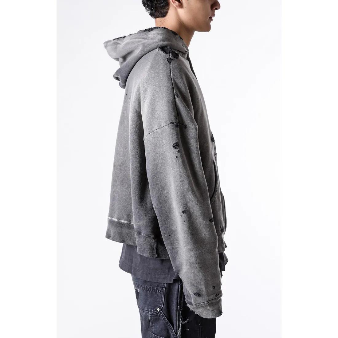 SAINT Mxxxxxx DBL FACE ZIP UP HOODIE/CHARCOAL Double-layer destroyed waffle zipper jacket, washed black S-XL, a style that has been used in the summer. After continuous fine polishing, it has finally been shipped. The finished product is simply a work of art. Super heavy washing to make the weather look old. Multiple water fades. Excessive manual wormhole damage processing. Deconstruction and reorganization embroidery technology. Custom-made zipper with LOGO. The color details of the zipper webbing are also correct. Original grade fruit main label and wash water label. Top purchasing grade. A layer of waffle fabric is added to the inner lining to make the overall texture stronger and increase the comfort and warmth of the wearer.